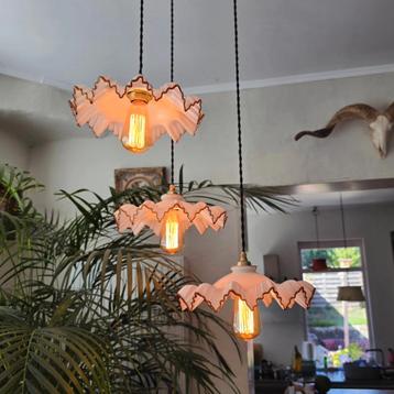 Vintage Franse Piecrust Opaline hanglampen. beschikbaar voor biedingen
