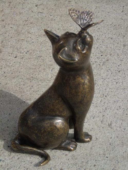 bronzen beeld van een kat met een vlinder., Tuin en Terras, Tuinwanddecoratie, Nieuw, Ophalen