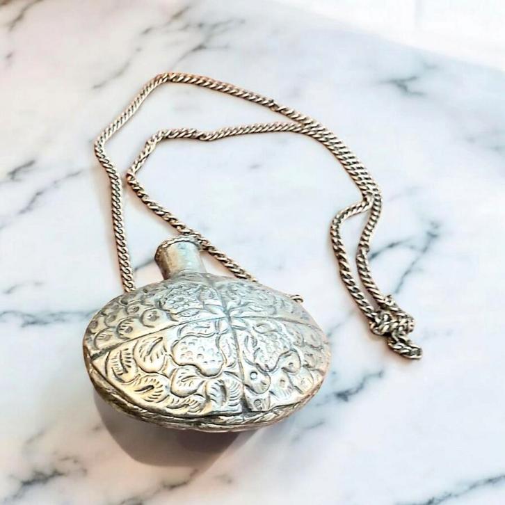 Vintage parfum ketting. Ovale, zilverkleurige ketting. 45€, Handtassen en Accessoires, Antieke sieraden, Ketting, Ophalen