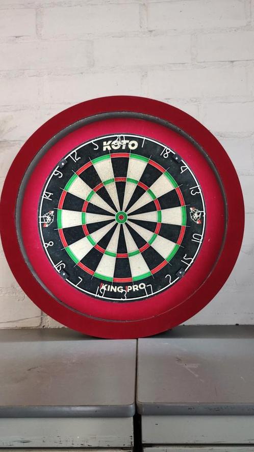 Koto dartbord, surround met verlichting,pijlen,bijna nieuw!, Sport en Fitness, Darts, Zo goed als nieuw, Dartbord, Ophalen of Verzenden