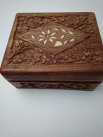 Belle boîte en bois avec fleurs sculptées, Enlèvement ou Envoi