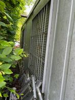 3 witte containers werfcontainers Burelen, Ophalen