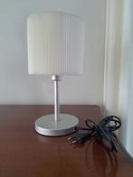 tafellamp zilverkleurige voet en wit/beige lampekap, Huis en Inrichting, Lampen | Tafellampen, Ophalen, Gebruikt, Minder dan 50 cm