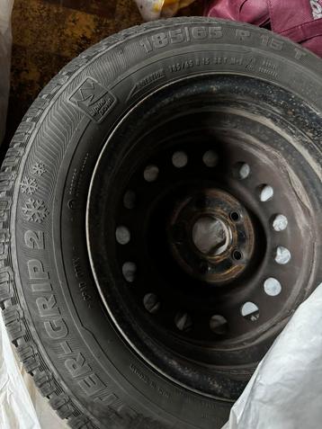 Pneu hiver 185 / 65 R15 beschikbaar voor biedingen