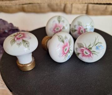 Vintage kastknoppen in porselain beschikbaar voor biedingen