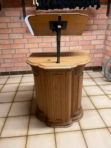 Pupiter/spreekstoel/katheder beschikbaar voor biedingen