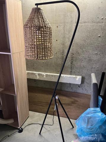 Staande lamp riet beschikbaar voor biedingen