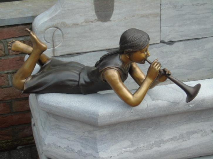 bronzen beeld van een meisje met een trompet., Tuin en Terras, Tuinbeelden, Nieuw, Overige typen, Overige materialen, Ophalen