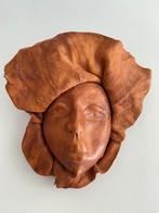 Handwerk in leder uit Afrika 18 cm H, 18 cm B bovenaan., Ophalen of Verzenden