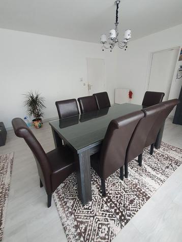  Eettafel met 8 stoelen
in goede staat beschikbaar voor biedingen