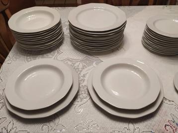 volledig nieuw mooi keramieken wit hoekig volledig servies beschikbaar voor biedingen