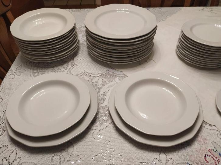 volledig nieuw mooi keramieken wit hoekig volledig servies, Huis en Inrichting, Keuken | Servies, Nieuw, Bord(en), Ophalen