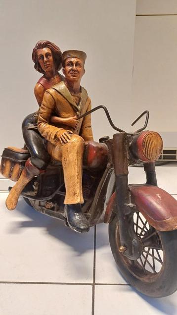 Grand couple ancien sur une sculpture de moto Harley Davidso, Enlèvement ou Envoi, Comme neuf