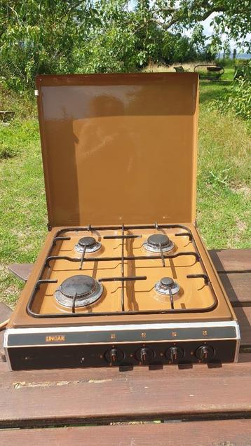 Retro kookfornuis bruin op gas beschikbaar voor biedingen
