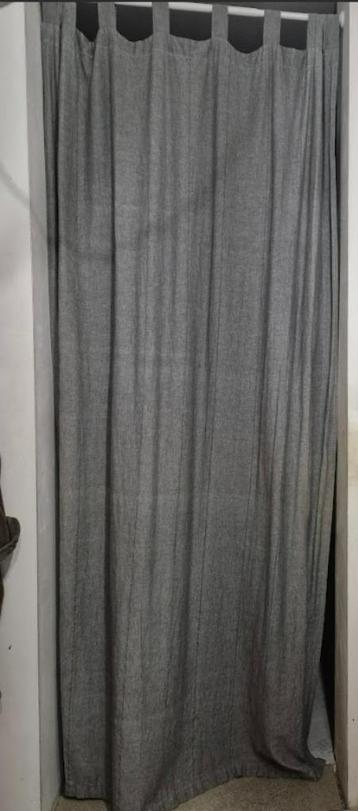 grijze gordijnen beschikbaar voor biedingen