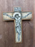 Art deco kruisbeeld...opaline glas?...in hout kader, Antiquités & Art, Antiquités | Objets religieux, Enlèvement ou Envoi