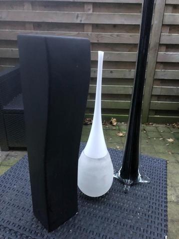Set van drie moderne decoratieve vazen beschikbaar voor biedingen