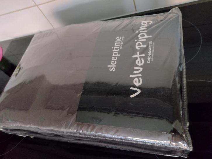 Nieuw dekbedovertrek 2 pers Velvet Piping taupe, Huis en Inrichting, Slaapkamer | Beddengoed, Nieuw, Dekbedovertrek, Tweepersoons