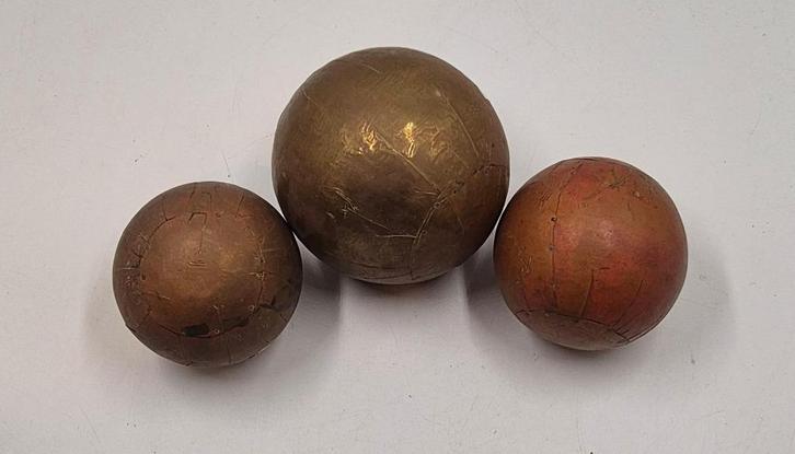 3 boules décoratives vintage en bois recouverte de laiton, Sports & Fitness, Golf, Balle(s), Enlèvement ou Envoi