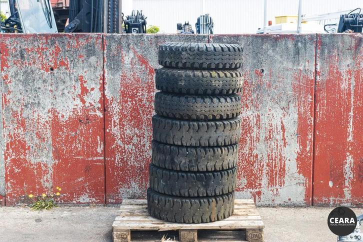 DUNLOP 7.50 - 15 / 14 PR luchtbanden, Zakelijke goederen, Machines en Bouw | Onderdelen