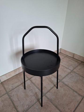Tafeltje beschikbaar voor biedingen