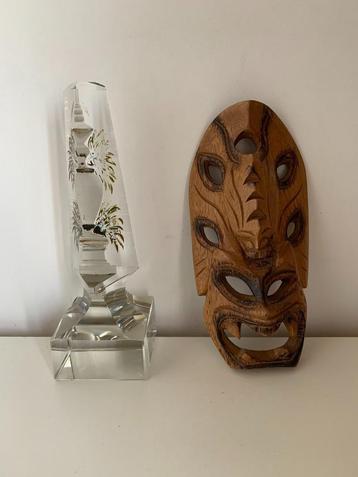 totempaal en tikimasker beschikbaar voor biedingen