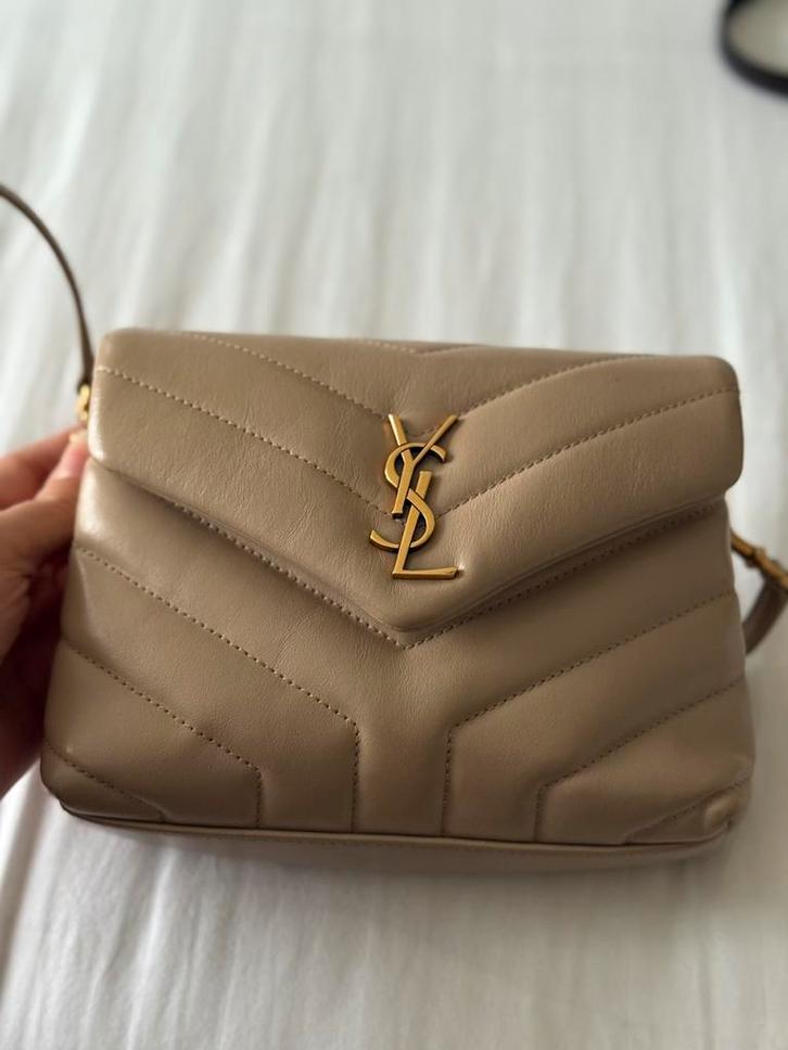 Saint Laurent Loulou Medium Bag – Beige, Handtassen en Accessoires, Tassen | Damestassen, Zo goed als nieuw, Handtas, Beige, Ophalen of Verzenden