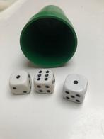 Drie dobbelstenen in dobbelpot, Hobby en Vrije tijd, Ophalen of Verzenden, Zo goed als nieuw