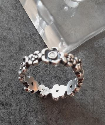 Te koop:NIEUW!Mooie uitgewerkte bloementje ring van Pandora. beschikbaar voor biedingen