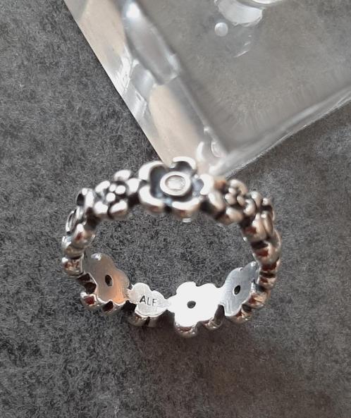 Te koop:NIEUW!Mooie uitgewerkte bloementje ring van Pandora., Handtassen en Accessoires, Ringen, Nieuw, Dame of Heer, Zilver, Zilver