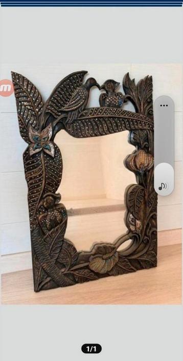 Spiegel met vogellijst beschikbaar voor biedingen