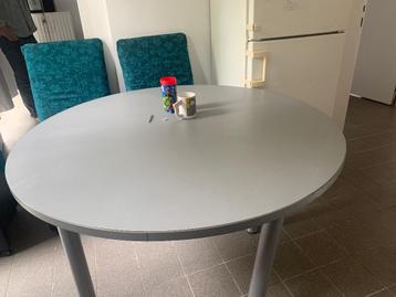 Hout tafel met metaal voeten  beschikbaar voor biedingen