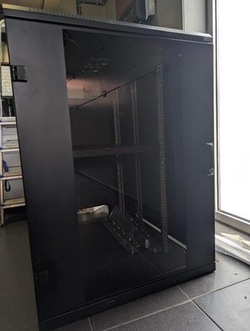 Serverkast / Switchkast zwart met plexi – 19 inch, 22U – met beschikbaar voor biedingen