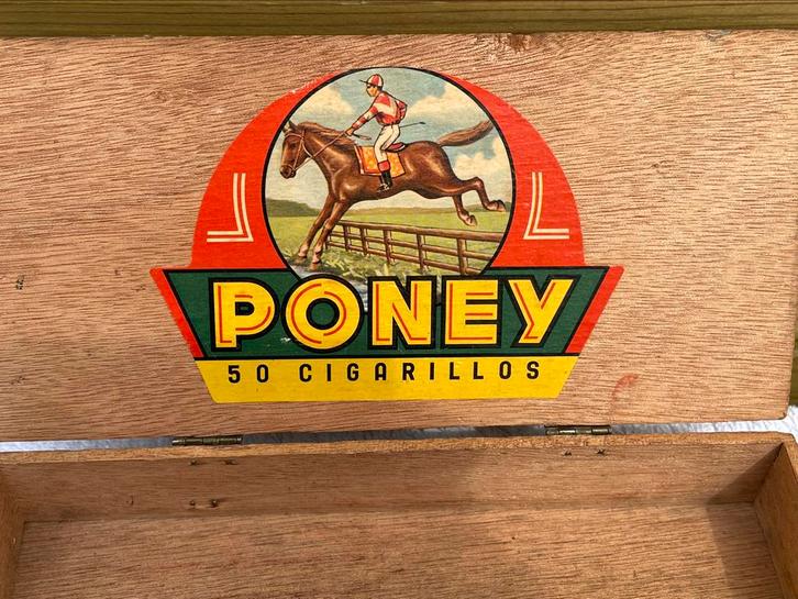 Poney houten sigarendoos tabak horse jockey jumping pherd, Verzamelen, Rookartikelen, Aanstekers en Luciferdoosjes, Gebruikt, Tabaksdoos of Verpakking
