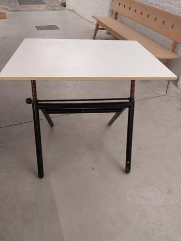 Table a dessin beschikbaar voor biedingen