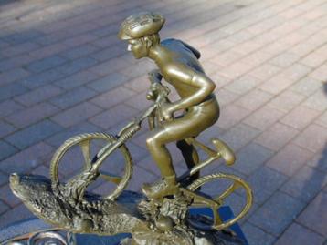 Standbeeld van een gesigneerde bronzen mountainbiker beschikbaar voor biedingen