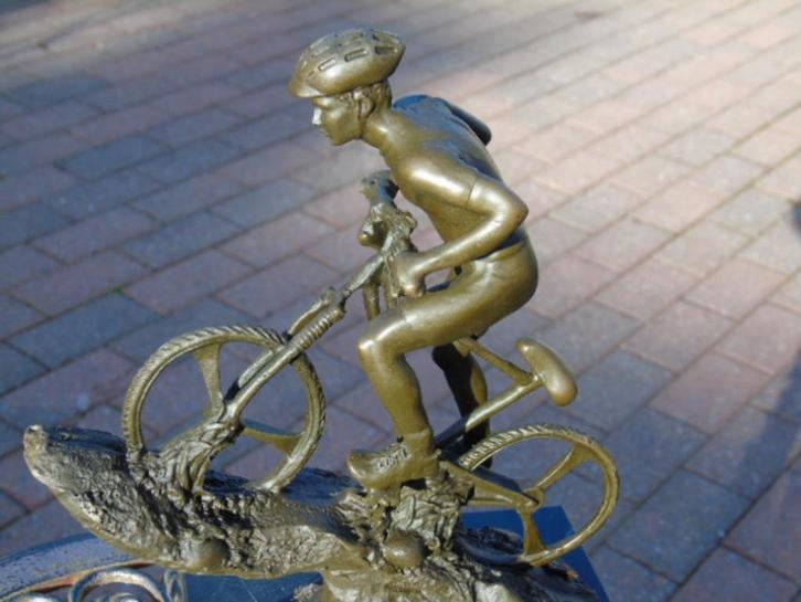 Standbeeld van een gesigneerde bronzen mountainbiker, Antiek en Kunst, Antiek | Brons en Koper, Brons, Ophalen