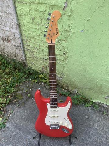 Squier Stratocaster rood 2015 nieuwstaat. beschikbaar voor biedingen