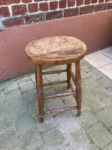 Houten krukje beschikbaar voor biedingen