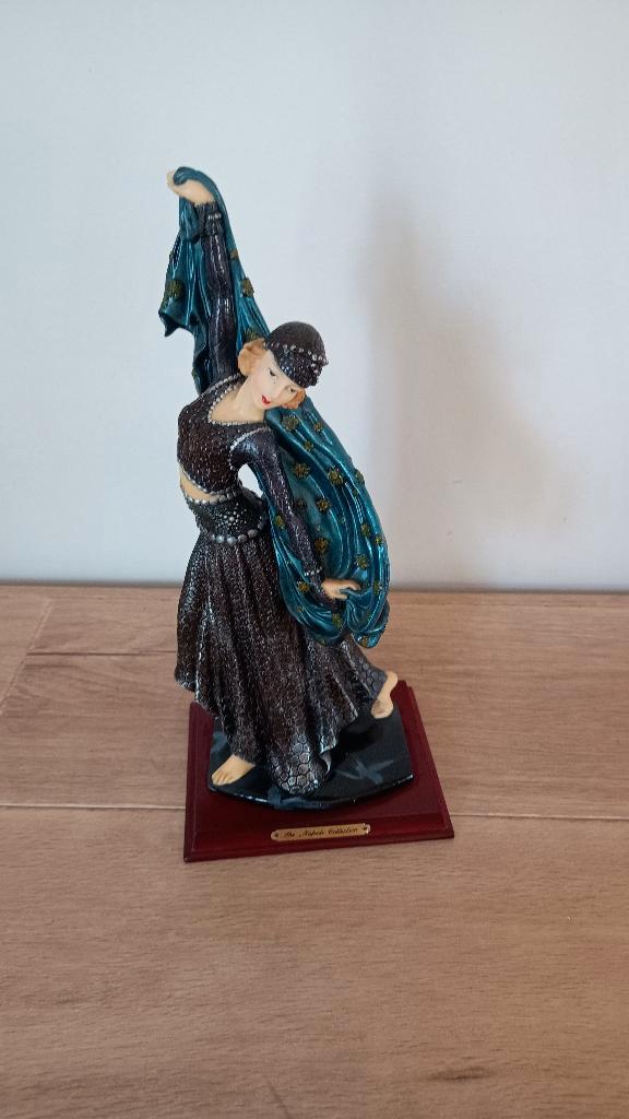 Elegante danseres – The Naples Collection – decoratief beeld, Verzamelen, Beelden en Beeldjes, Zo goed als nieuw, Ophalen