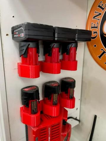 Milwaukee M12 Batterijhouder (3 in 1) beschikbaar voor biedingen