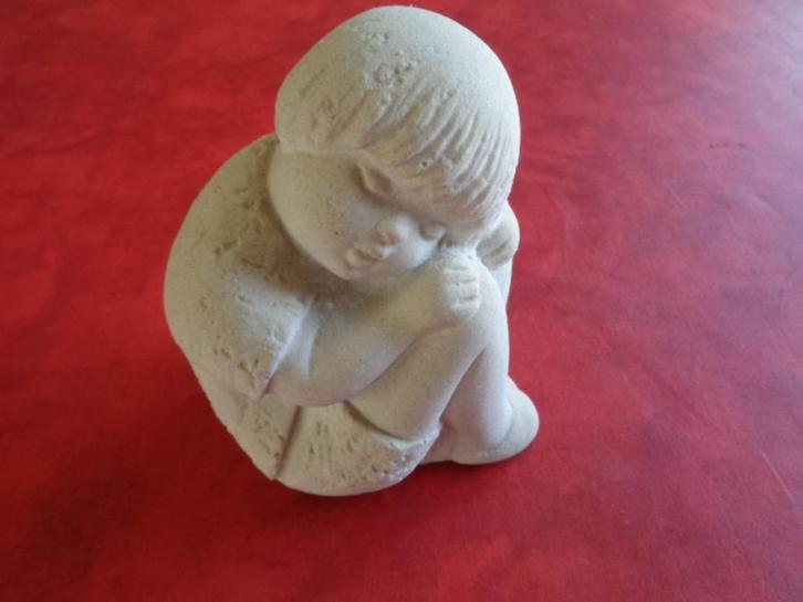 Statuette genre pierre. Motif: "Enfant assis"., Antiek en Kunst, Antiek | Keramiek en Aardewerk, Ophalen of Verzenden