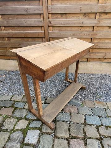 Vintage Retro Oude schoolbank beschikbaar voor biedingen