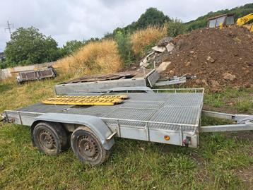 Platte aanhangwagen met rooster beschikbaar voor biedingen