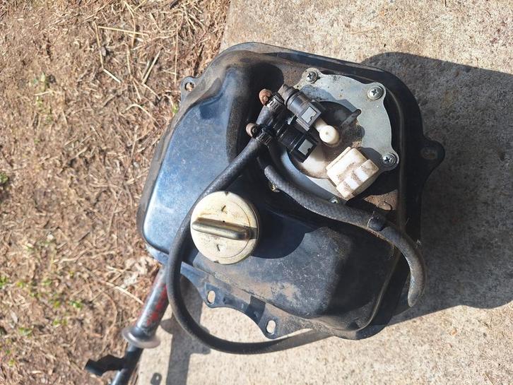 Benzine tank met pomp 50cc scooter injectie model, Fietsen en Brommers, Brommeronderdelen | Algemeen, Zo goed als nieuw, Carburateur