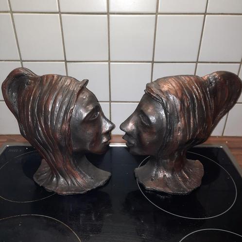 Hoofden ( 2 x helft en verschillend ) 23 cm hoog . 35 euro ., Antiek en Kunst, Kunst | Designobjecten, Ophalen of Verzenden