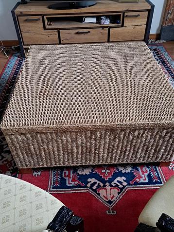 Salontafel of buiten terrastafel in zeegras beschikbaar voor biedingen