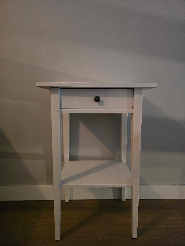 Table d'appoint/de chevet HEMNES, pin massif, teinté blanc, Maison & Meubles, Chambre à coucher | Tables de chevet, Utilisé, 55 à 70 cm
