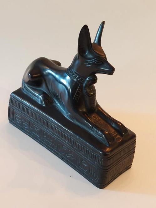 Egyptisch Anubis beeld op sarcofaag, basaltsteen, Antiek en Kunst, Kunst | Beelden en Houtsnijwerken, Ophalen of Verzenden