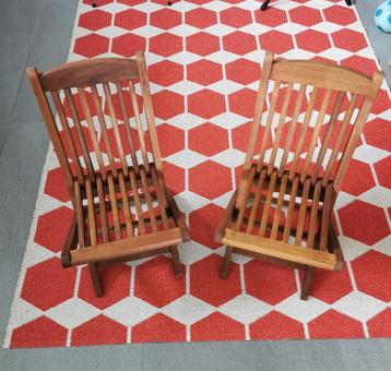 Houten kinderstoeltjes beschikbaar voor biedingen